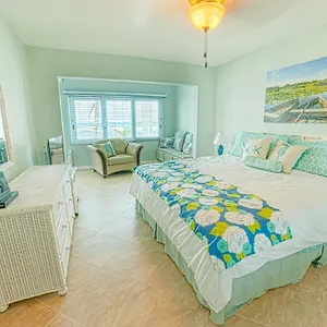  Apartment Gorgeous Ocean Views! Welcome To Bella Breeze! Beachfront 2br 2ba